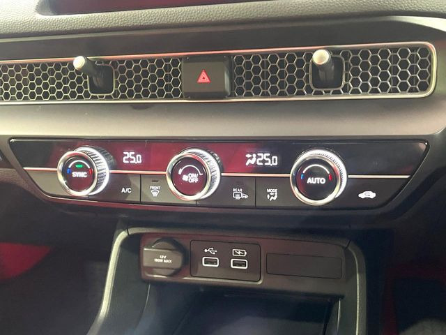 【左右独立型フルオートエアコン】運転席と助手席でそれぞれお好みの温度に設定可能。同乗者にも配慮した、快適な空調をお届け致します。