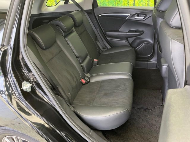後部座席も気になるようなキズ・汚れやへたり等、大きなダメージはなく、良好な状態です。