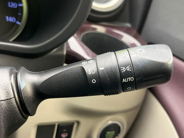 【オートライト】周りの明るさに応じて自動でヘッドライトの点灯・消灯ができる機能です!ライトの付け忘れ・消し忘れなどが無くなり、雨の日や夕方の走行も安心!トンネル通過時も便利ですね♪