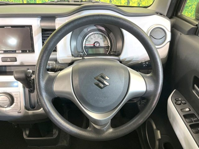 �C���e���A�ɍ��킹���f�U�C���̃X�e�A�����O�́A�^�]�������̂��Ƃ��l���A�^�]���₷���`��A�傫���ł��B�����x�A���ۂɐG���Ă��m���߂��������B