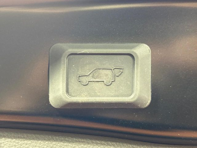 【パワーバックドア】スマートキーや運転席のボタンを押すだけでリアゲートが自動で開閉します!荷物を持っている時や、高い位置にあるバックドアを閉める際に便利な機能です♪