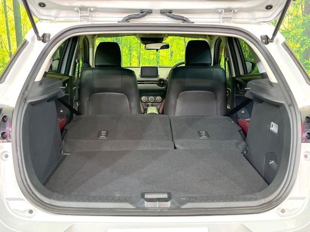 ���i�̂���������ʋ΁A���}���ɏ\���ȉ׎��X�y�[�X���m�ۂ��Ă���܂��B�Z�J���h�V�[�g��|���ƁA�傫�ȉו��̐ύڂ��\�ł���