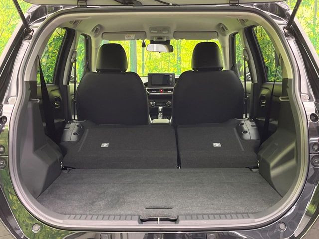 ���i�̂���������ʋ΁A���}���ɏ\���ȉ׎��X�y�[�X���m�ۂ��Ă���܂��B�Z�J���h�V�[�g��|���ƁA�傫�ȉו��̐ύڂ��\�ł���