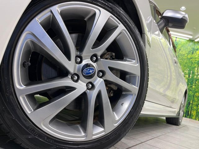 【純正18インチアルミホイール】外観にマッチした純正アルミホイールを装着しております。各種社外アルミホイールや、スタッドレスタイヤも取扱いしております。是非ご相談ください♪