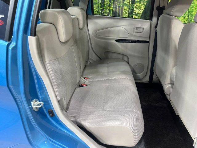 後部座席も気になるようなキズ・汚れやへたり等、大きなダメージはなく、良好な状態です。