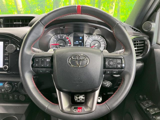 �C���e���A�ɍ��킹���f�U�C���̃X�e�A�����O�́A�^�]�������̂��Ƃ��l���A�^�]���₷���`��A�傫���ł��B�����x�A���ۂɐG���Ă��m���߂��������B