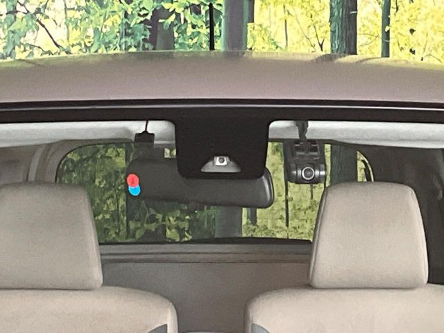 【スマートアシスト】走行中に前方の車両等を認識し、衝突しそうな時は警報とブレーキで衝突回避と被害軽減をアシスト。より安全にドライブをお楽しみいただけます。