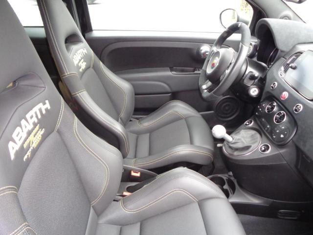 アバルト695セッタンタチンクエアニヴェルサーリオ1.4 ベースグレード