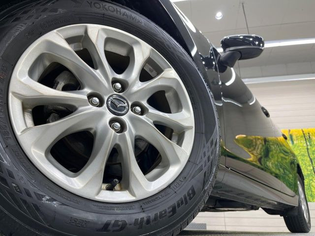 【純正アルミホイール】デザイン性の高い純正アルミホイールを装着しております。各種社外アルミホイールや、スタッドレスタイヤも取扱いしております。是非ご相談ください♪