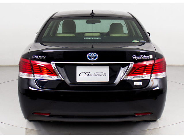 個性的なリアビューで御座います。精悍な佇まいは高級車ならではです。