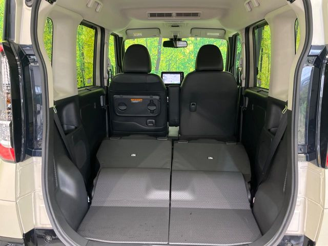 ���i�̂���������ʋ΁A���}���ɏ\���ȉ׎��X�y�[�X���m�ۂ��Ă���܂��B�Z�J���h�V�[�g��|���ƁA�傫�ȉו��̐ύڂ��\�ł���