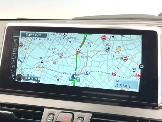 ��BMW�����i�r:��̊��̂���i�r�́A����������ԓ������o���Ă���܂��BBluetooth�Đ��ȂǃI�[�f�B�I�@�\���[�����Ă���܂��̂ŁA�^�]�����y���߂܂���