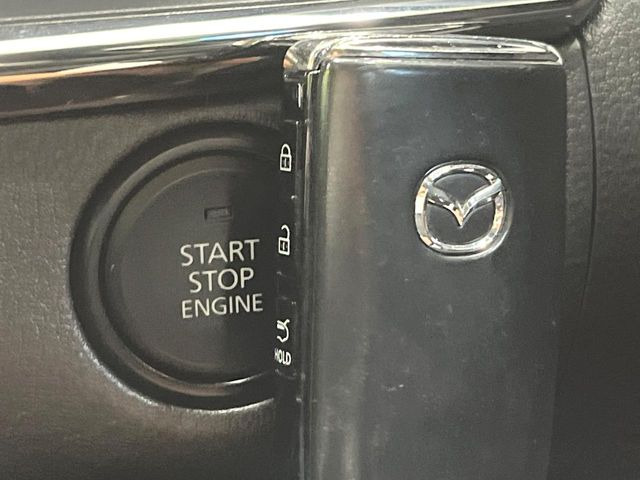 【アドバンストキー】カバンやポケットに入れたままでもドアの施錠・解錠が可能なスマートキーを装備。エンジンのオン・オフ時もカギを取り出す必要が無いからとっても便利です♪