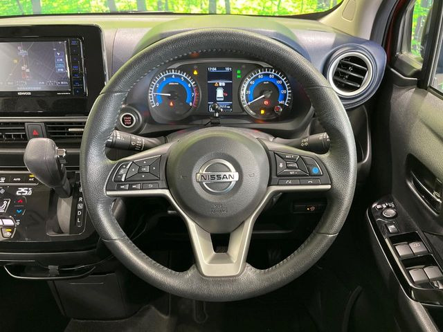 �C���e���A�ɍ��킹���f�U�C���̃X�e�A�����O�́A�^�]�������̂��Ƃ��l���A�^�]���₷���`��A�傫���ł��B�����x�A���ۂɐG���Ă��m���߂��������B