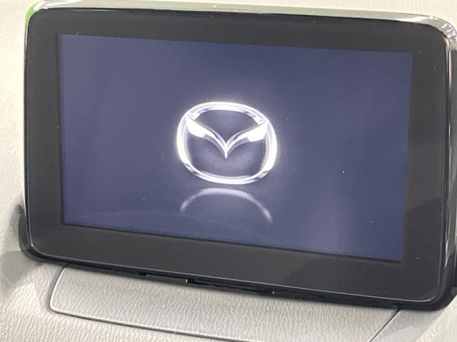 �y�}�c�_�R�l�N�g�z�ԓ��̕��͋C�Ƀ}�b�`������̌^�^�C�v�̃f�B�X�v���C�B�e����q�ݒ��Bluetooth�Đ����A�l�X�ȋ@�\���y���߂܂��B��pSD�J�[�h�̂��w���ŁA�i�r�@�\���g�p�o���܂��B