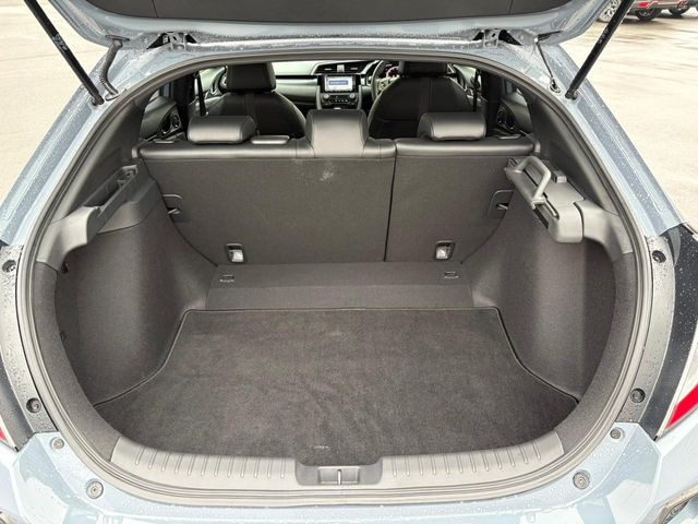 ���i�̂���������ʋ΁A���}���ɏ\���ȉ׎��X�y�[�X���m�ۂ��Ă���܂��B�Z�J���h�V�[�g��|���ƁA�傫�ȉו��̐ύڂ��\�ł���