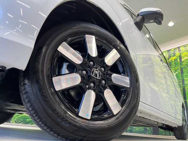 �y����15�C���`�A���~�z�C�[���z�O�ςɃ}�b�`���������A���~�z�C�[���𑕒����Ă���܂��B�e��ЊO�A���~�z�C�[����A�X�^�b�h���X�^�C�����戵�����Ă���܂��B���񂲑��k����������