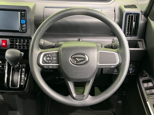 �C���e���A�ɍ��킹���f�U�C���̃X�e�A�����O�́A�^�]�������̂��Ƃ��l���A�^�]���₷���`��A�傫���ł��B�����x�A���ۂɐG���Ă��m���߂��������B