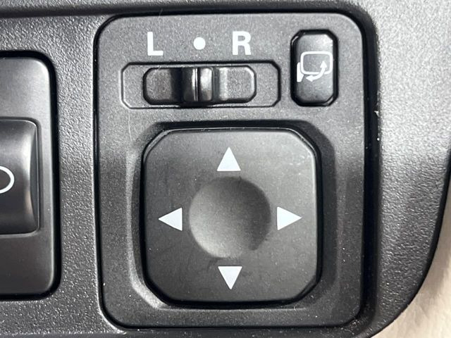 【電動格納ミラー】サイドミラーは電動格納式となっており、狭い駐車場でもキズがつくリスクを抑えられます。