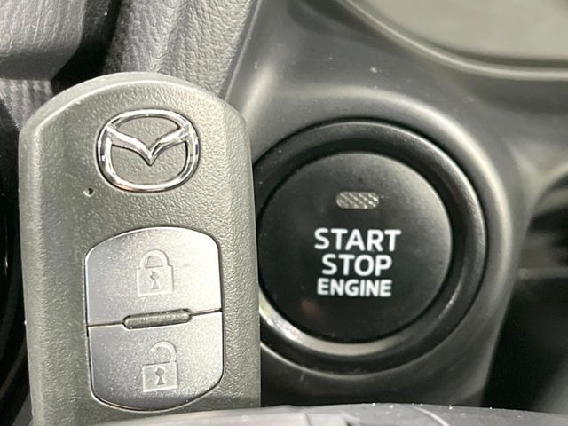 【アドバンストキー】カバンやポケットに入れたままでもドアの施錠・解錠が可能なスマートキーを装備。エンジンのオン・オフ時もカギを取り出す必要が無いからとっても便利です♪