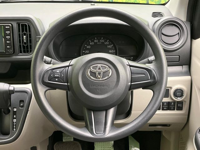 �C���e���A�ɍ��킹���f�U�C���̃X�e�A�����O�́A�^�]�������̂��Ƃ��l���A�^�]���₷���`��A�傫���ł��B�����x�A���ۂɐG���Ă��m���߂��������B