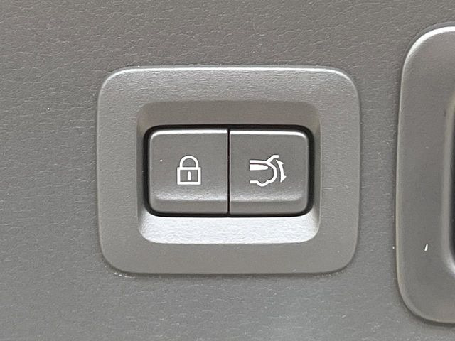 【パワーバックドア】スマートキーや運転席のボタンを押すだけでリアゲートが自動で開閉します!荷物を持っている時や、高い位置にあるバックドアを閉める際に便利な機能です♪