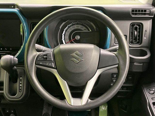 �C���e���A�ɍ��킹���f�U�C���̃X�e�A�����O�́A�^�]�������̂��Ƃ��l���A�^�]���₷���`��A�傫���ł��B�����x�A���ۂɐG���Ă��m���߂��������B