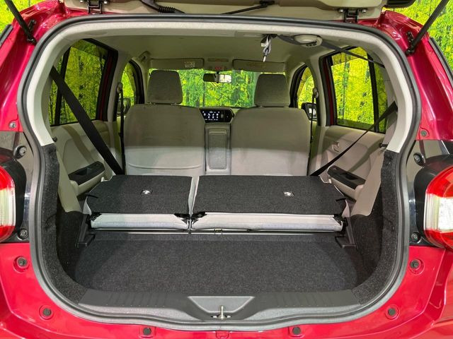 ���i�̂���������ʋ΁A���}���ɏ\���ȉ׎��X�y�[�X���m�ۂ��Ă���܂��B�Z�J���h�V�[�g��|���ƁA�傫�ȉו��̐ύڂ��\�ł���