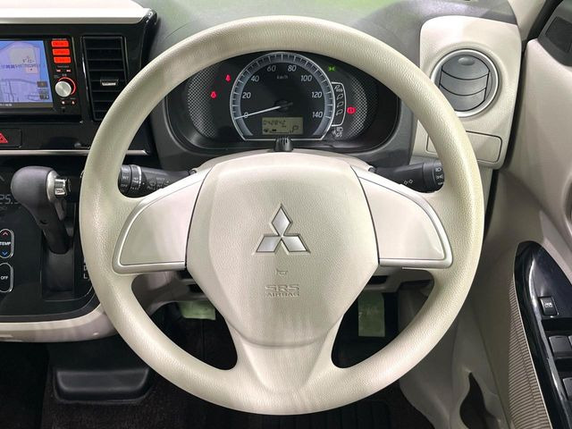 �C���e���A�ɍ��킹���f�U�C���̃X�e�A�����O�́A�^�]�������̂��Ƃ��l���A�^�]���₷���`��A�傫���ł��B�����x�A���ۂɐG���Ă��m���߂��������B