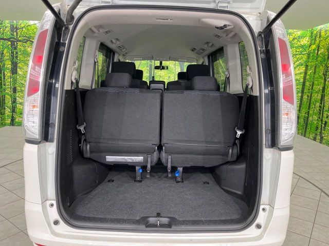 ���i�̂���������ʋ΁A���}���ɏ\���ȉ׎��X�y�[�X���m�ۂ��Ă���܂��B�Z�J���h�V�[�g��|���ƁA�傫�ȉו��̐ύڂ��\�ł���