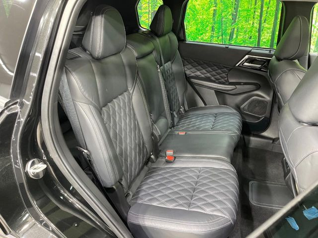 後部座席も気になるようなキズ・汚れやへたり等、大きなダメージはなく、良好な状態です。