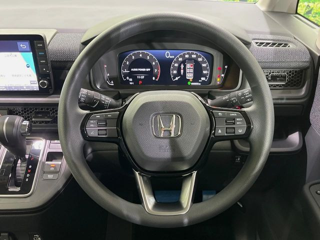 �C���e���A�ɍ��킹���f�U�C���̃X�e�A�����O�́A�^�]�������̂��Ƃ��l���A�^�]���₷���`��A�傫���ł��B�����x�A���ۂɐG���Ă��m���߂��������B