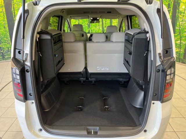 ���i�̂���������ʋ΁A���}���ɏ\���ȉ׎��X�y�[�X���m�ۂ��Ă���܂��B�Z�J���h�V�[�g��|���ƁA�傫�ȉו��̐ύڂ��\�ł���