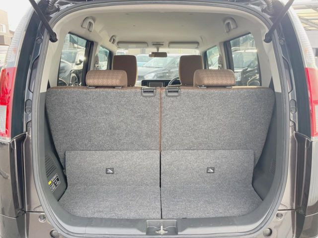 ���i�̂���������ʋ΁A���}���ɏ\���ȉ׎��X�y�[�X���m�ۂ��Ă���܂��B�Z�J���h�V�[�g��|���ƁA�傫�ȉו��̐ύڂ��\�ł���