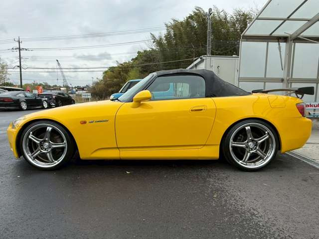 当店在庫は外装、内装クリーニング後に展示し、併せて事故修復歴の有無、メーター改ざん歴の有無も第三者機関による検査を全台実施しております。車検、整備、鈑金塗装も自社で対応できますのでご安心ください。