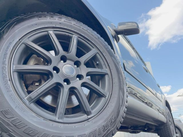 �y�A���~�z�C�[���z�O�ςɃ}�b�`�����A���~�z�C�[���𑕒����Ă���܂��B�e��A���~�z�C�[����A�X�^�b�h���X�^�C�����戵�����Ă���܂��B���񂲑��k����������