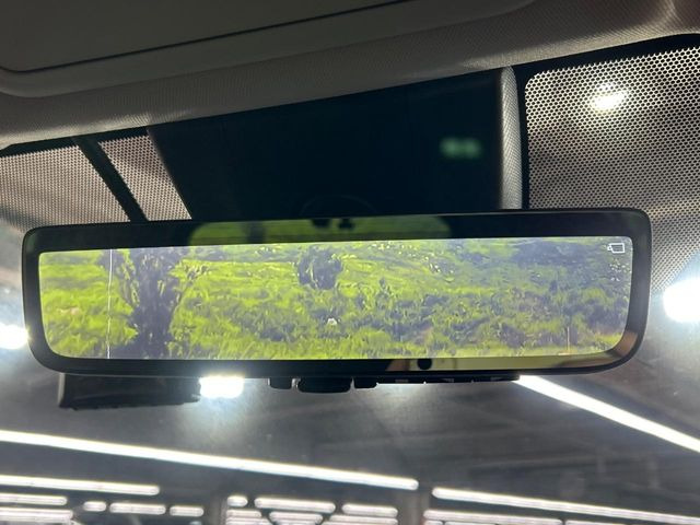 【デジタルインナーミラー】後席の大きな荷物や同乗者で後方が確認しづらい時でも安心!カメラが撮影した車両後方の映像をルームミラー内に表示。クリアな視界で状況の確認が可能です!