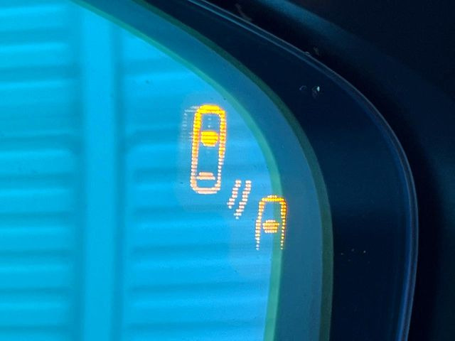 �y�u���C���h�X�|�b�g���j�^�����O�z���s���A�h�A�~���[�̎��p�ɂȂ�₷���ӏ��Ɍ㑱�Ԃ��ڋ߂���ƃT�C�h�~���[�t�߂Ɍx����\���A�h���C�o�[�ɒ��ӊ��N�����Ă���܂��B