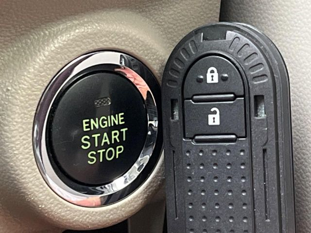 【キーフリーシステム】カバンやポケットに入れたままでもドアの施錠・解錠が可能なスマートキーを装備。エンジンのオン・オフ時もカギを取り出す必要が無いからとっても便利です♪