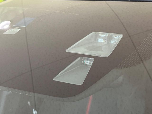 【スマートシティブレーキサポート】低速走行中に前方の車両等を認識し、衝突しそうな時は警報とブレーキで衝突回避と被害軽減をアシスト。より安全にドライブをお楽しみいただけます。