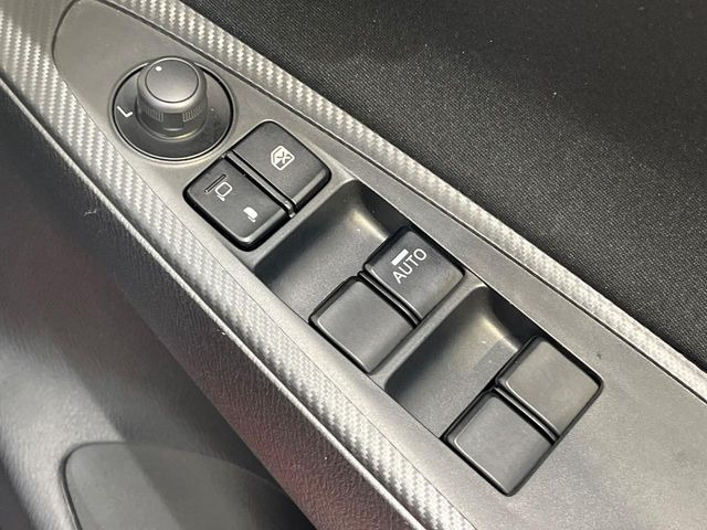 【電動格納ミラー】サイドミラーは電動格納式となっており、狭い駐車場でもキズがつくリスクを抑えられます。