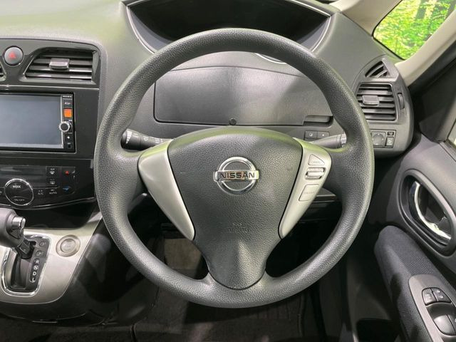 �C���e���A�ɍ��킹���f�U�C���̃X�e�A�����O�́A�^�]�������̂��Ƃ��l���A�^�]���₷���`��A�傫���ł��B�����x�A���ۂɐG���Ă��m���߂��������B