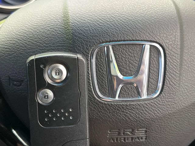 �yHonda�X�}�[�g�L�[�z�J�o����|�P�b�g�ɓ��ꂽ�܂܂ł��h�A�̎{���E�������\�ȃX�}�[�g�L�[�𑕔��B�G���W���̃I���E�I�t�����J�M�����o���K�v����������Ƃ��Ă��֗��ł���