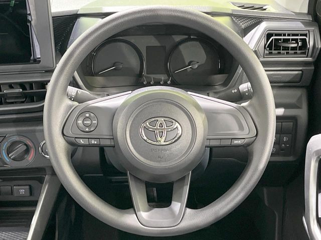 �C���e���A�ɍ��킹���f�U�C���̃X�e�A�����O�́A�^�]�������̂��Ƃ��l���A�^�]���₷���`��A�傫���ł��B�����x�A���ۂɐG���Ă��m���߂��������B