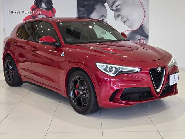 ステルヴィオ2.9 V6 ビターボ クアドリフォリオ 4WD