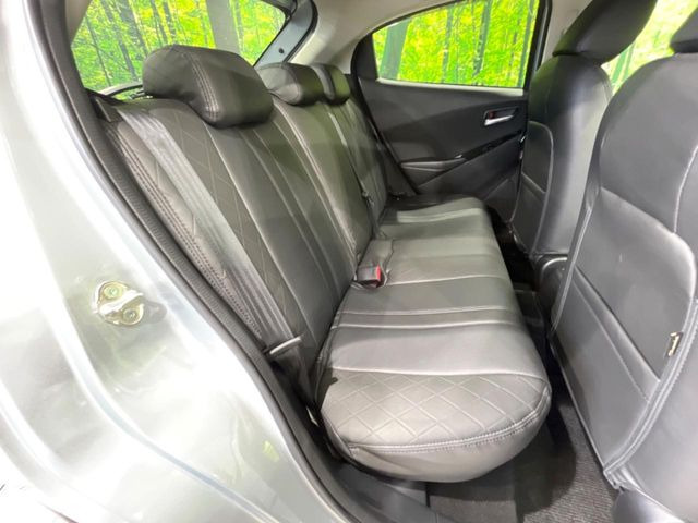 後部座席も気になるようなキズ・汚れやへたり等、大きなダメージはなく、良好な状態です。