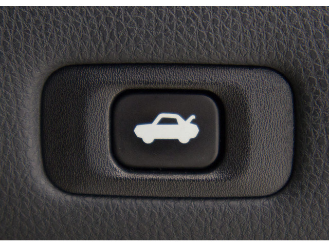 ボタン一つでトランクオープンが可能!車内から操作できる為、非常に便利な装備の一つとなります!