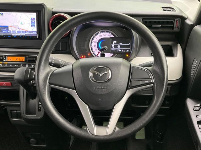 �C���e���A�ɍ��킹���f�U�C���̃X�e�A�����O�́A�^�]�������̂��Ƃ��l���A�^�]���₷���`��A�傫���ł��B�����x�A���ۂɐG���Ă��m���߂��������B