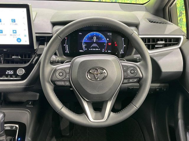 �C���e���A�ɍ��킹���f�U�C���̃X�e�A�����O�́A�^�]�������̂��Ƃ��l���A�^�]���₷���`��A�傫���ł��B�����x�A���ۂɐG���Ă��m���߂��������B