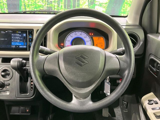 �C���e���A�ɍ��킹���f�U�C���̃X�e�A�����O�́A�^�]�������̂��Ƃ��l���A�^�]���₷���`��A�傫���ł��B�����x�A���ۂɐG���Ă��m���߂��������B